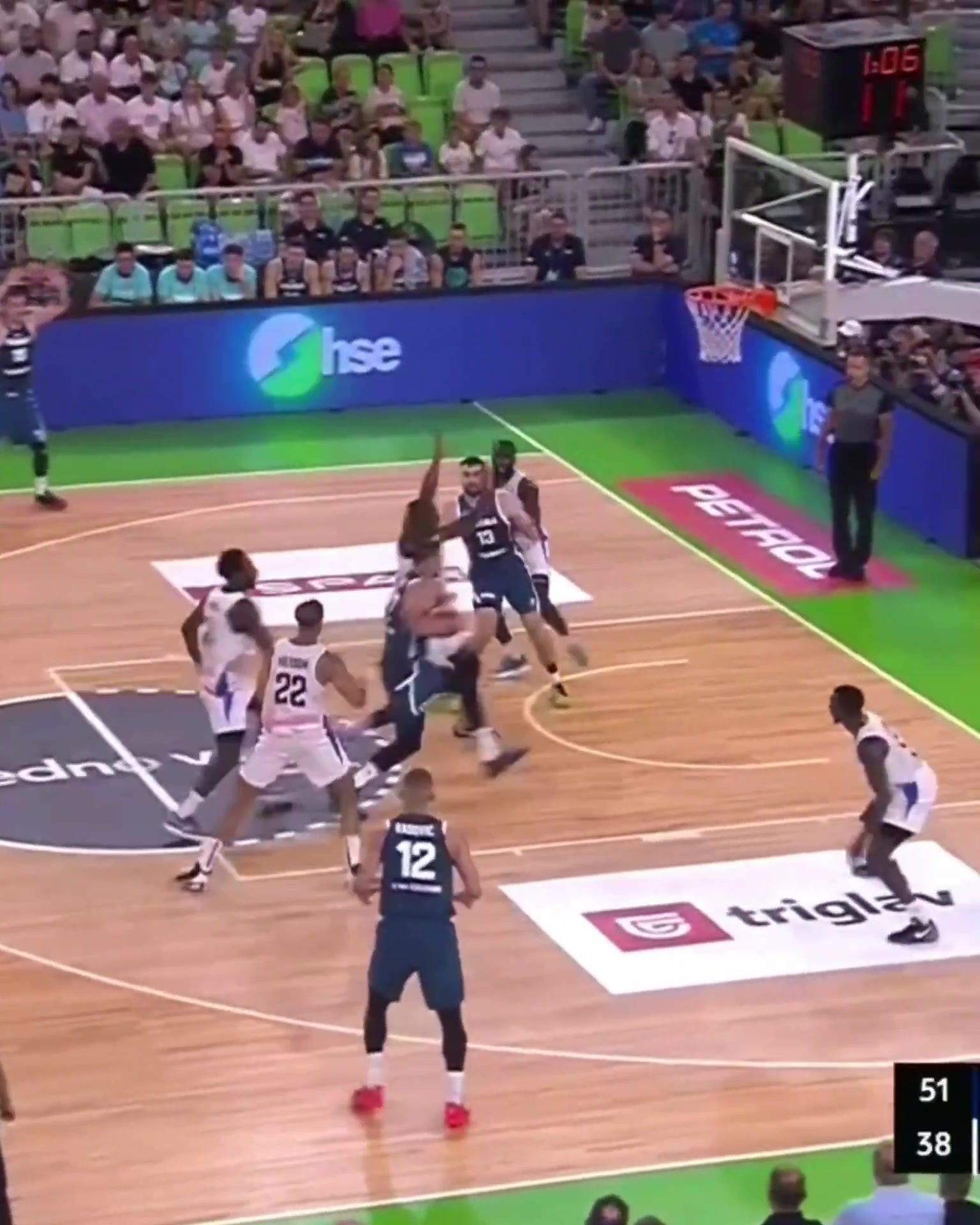 开云中国-湖人狂喜！东契奇身法轻盈杀进篮下 面对多人包围脑后长眼送妙传