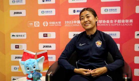 李佳悦：踢球做自媒体都要动脑 利用休息宣传女足