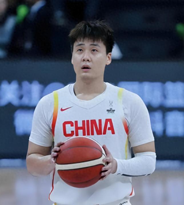 开云下载-手握3个CBA冠军，如今是男篮队长，弟弟小他22岁，5岁就走篮球路